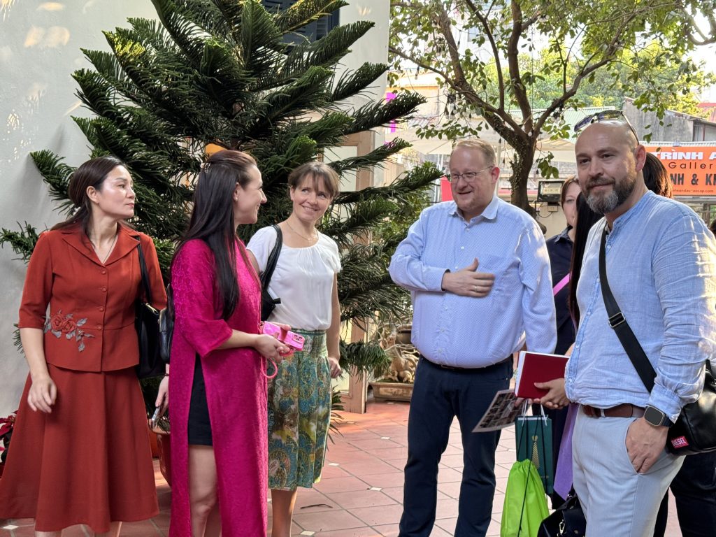 Đại Diện Flycom Cùng Đối Tác Đức Thăm Và Làm Việc Tại Viện Goethe Institut Hà Nội 5 z6115427512571 2b927f945f38094387020b2798fc855e Du Học và Học Nghề Đức