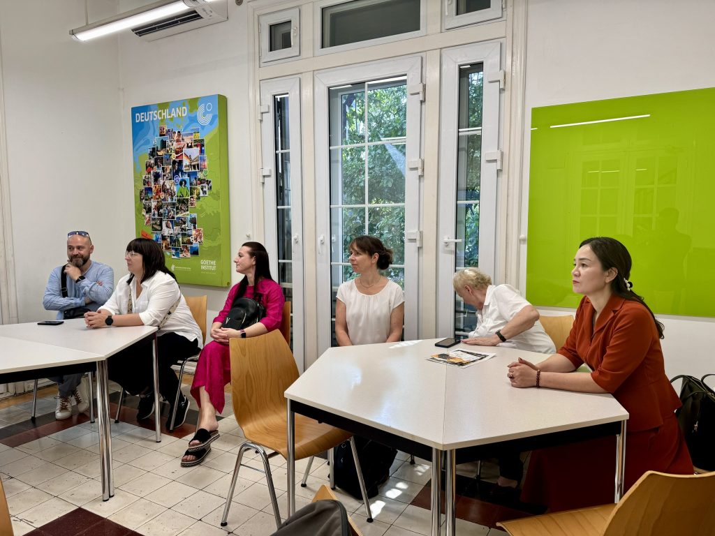 Đại Diện Flycom Cùng Đối Tác Đức Thăm Và Làm Việc Tại Viện Goethe Institut Hà Nội 4 z6115427530569 20cb0da8114af5cecb28d3f1a3f7e60a Du Học và Học Nghề Đức