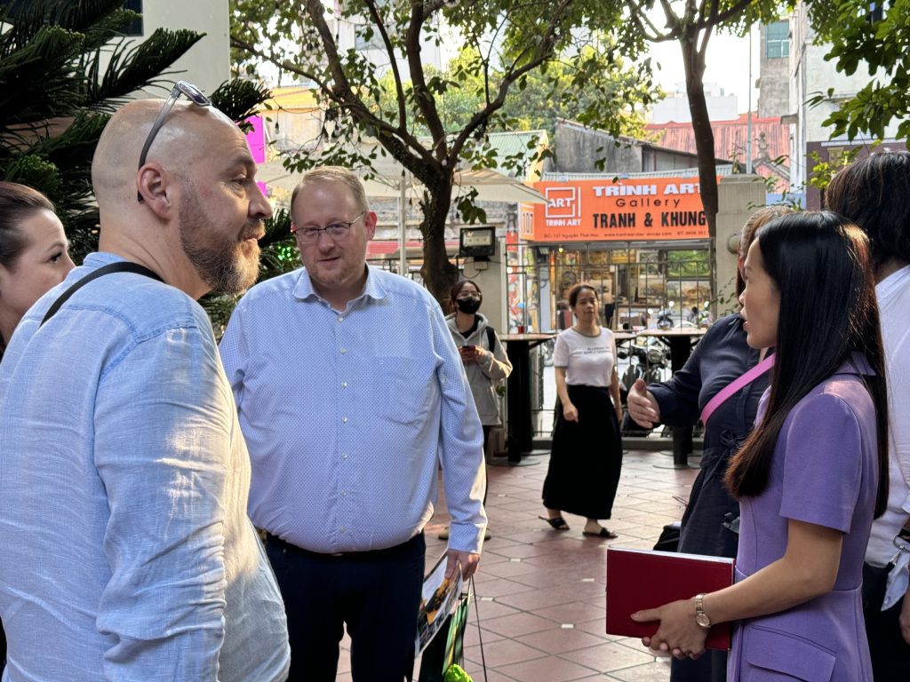 Đại Diện Flycom Cùng Đối Tác Đức Thăm Và Làm Việc Tại Viện Goethe Institut Hà Nội 3 z6115427707121 25893a6f2924682649d119fbd4b57b69 Du Học và Học Nghề Đức