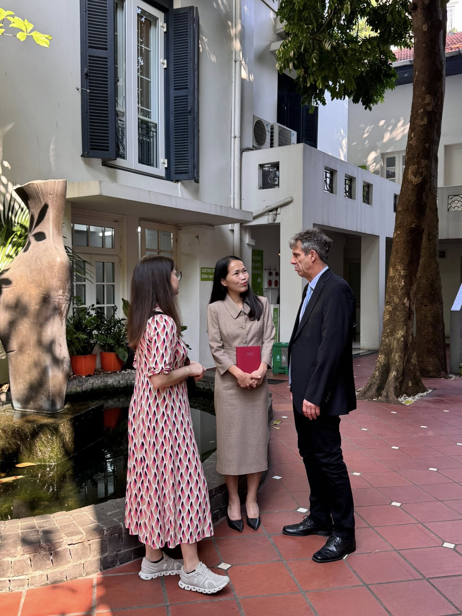 Học Tiếng Đức Chất Lượng Cao: FLYCOM TĂNG CƯỜNG HỢP TÁC VỚI VIỆN GOETHE, ĐẨY MẠNH DU HỌC NGHỀ ĐỨC 2026 3 HỌC TIẾNG ĐỨC CHẤT LƯỢNG CAO