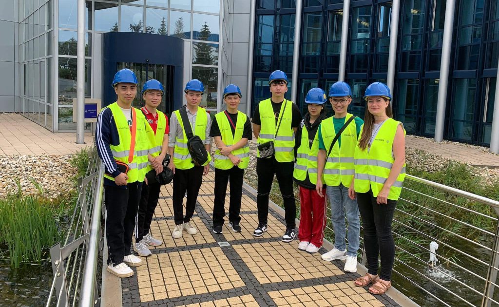 Học Nghề Kỹ Thuật Tại Đức: Lộ Trình Vàng Định Hình Tương Lai Cùng Flycom 2026 7 Tham quan nha may e1765876675588 Du Học và Học Nghề Đức