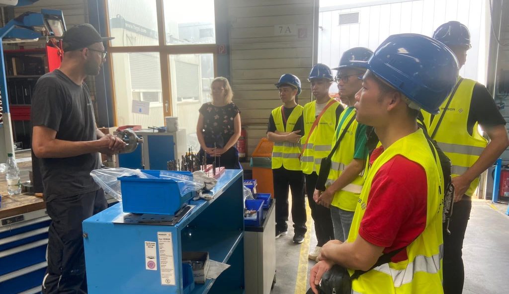 Du Học Nghề Đức 2026: Chuẩn Bị Hành Trang 4 Tham quan nha may1 e1766027930626 Du Học và Học Nghề Đức